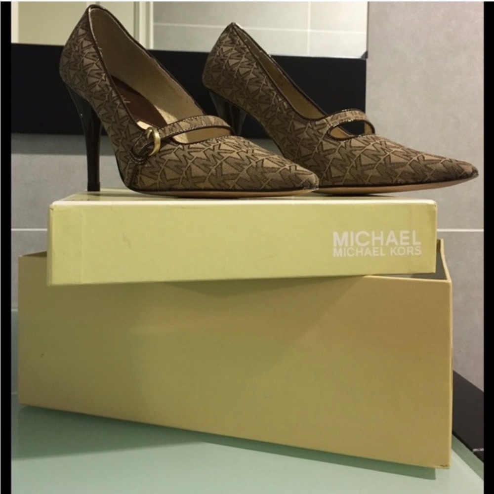 💯 Michael Kors Monogram Pumps Size 6 (never used)